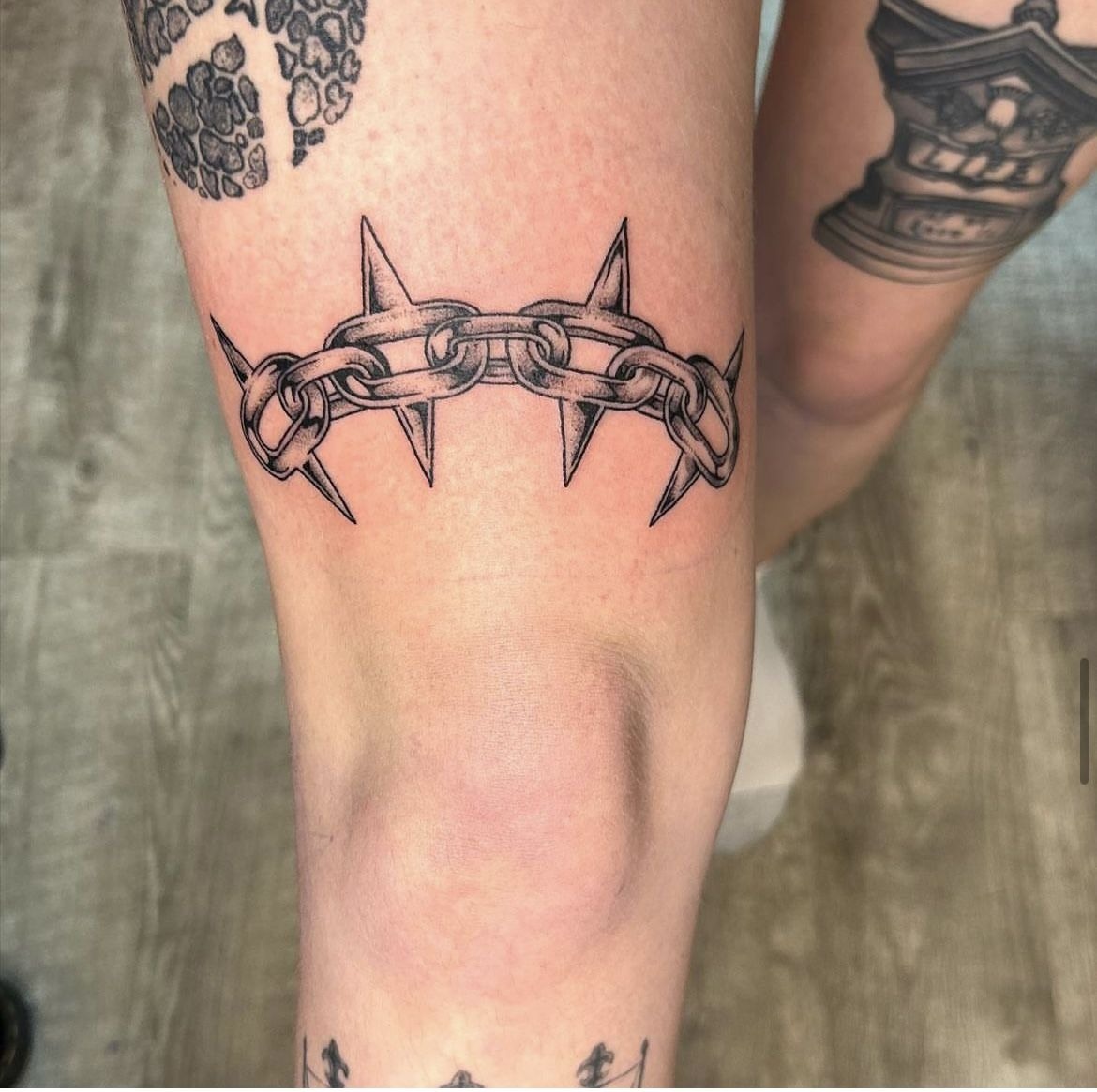 Barbed Chain Above-the-Knee Tattoo Tattoo Design