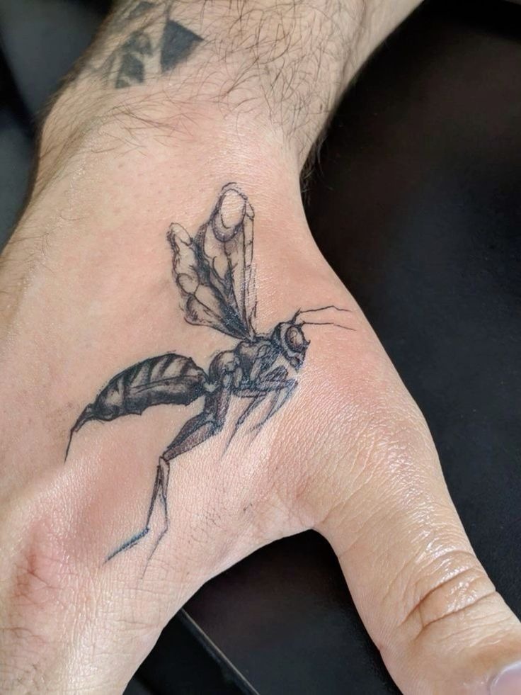 Heart-Pattern Bee Tattoo Tattoo Design