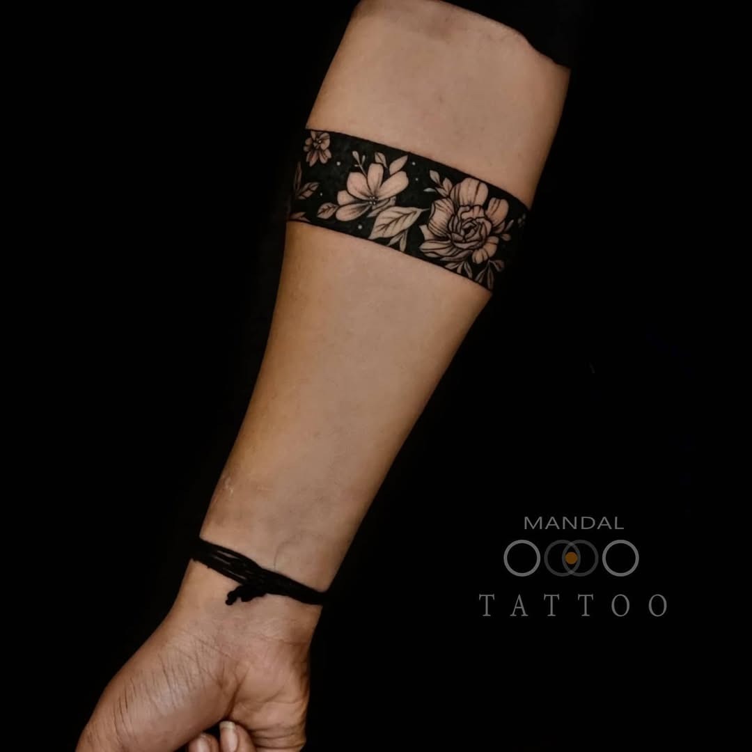 Elegant floral armband tattoo featuring bold design Tattoo Design