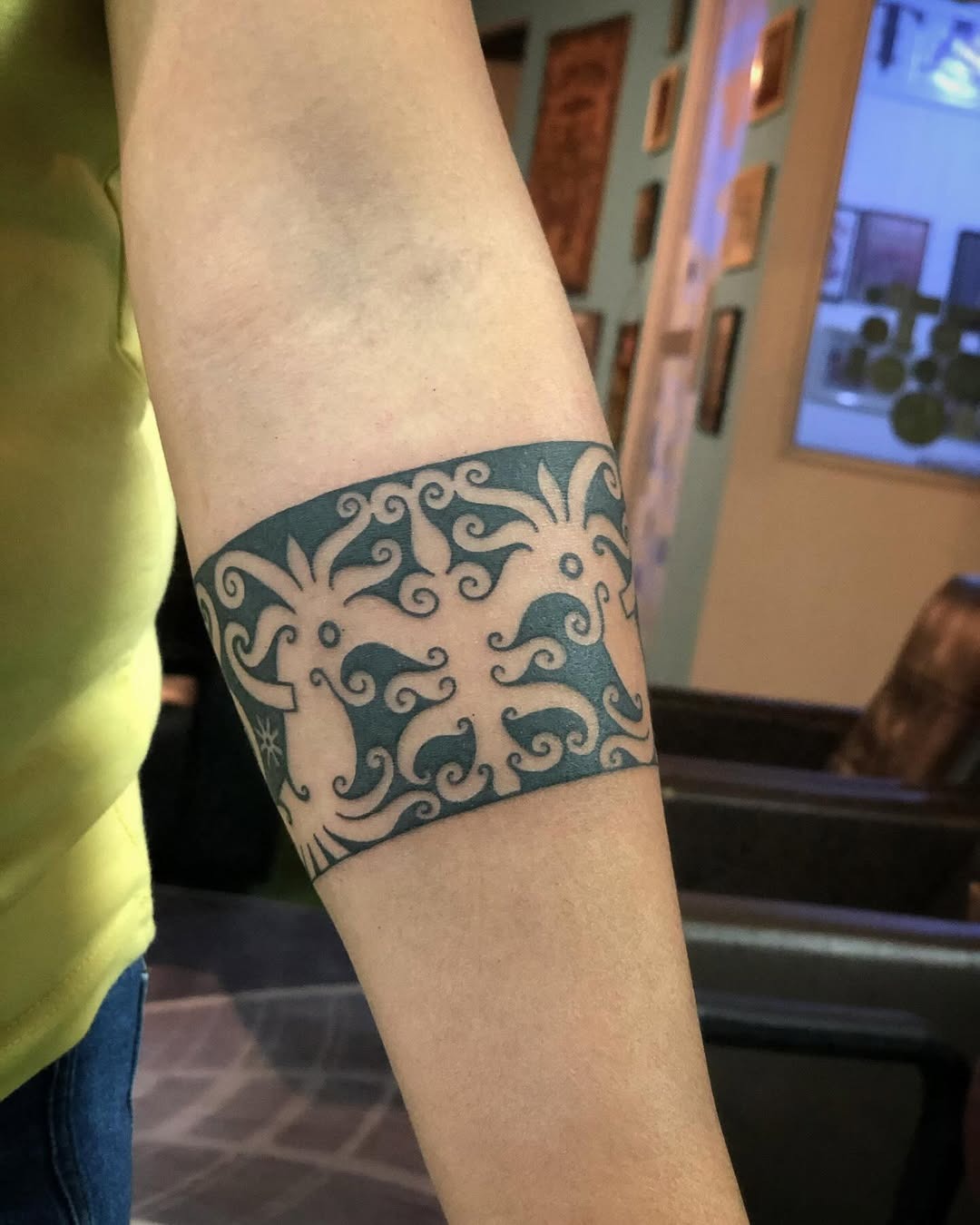 Intricate armband tattoo with flowing patterns Tattoo Design