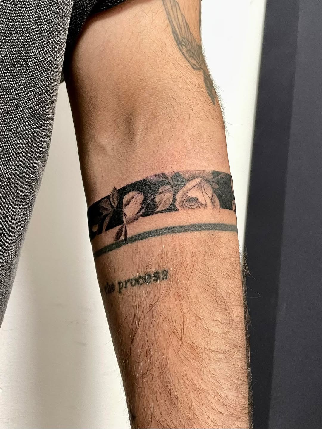 Unique armband tattoo featuring roses and text Tattoo Design
