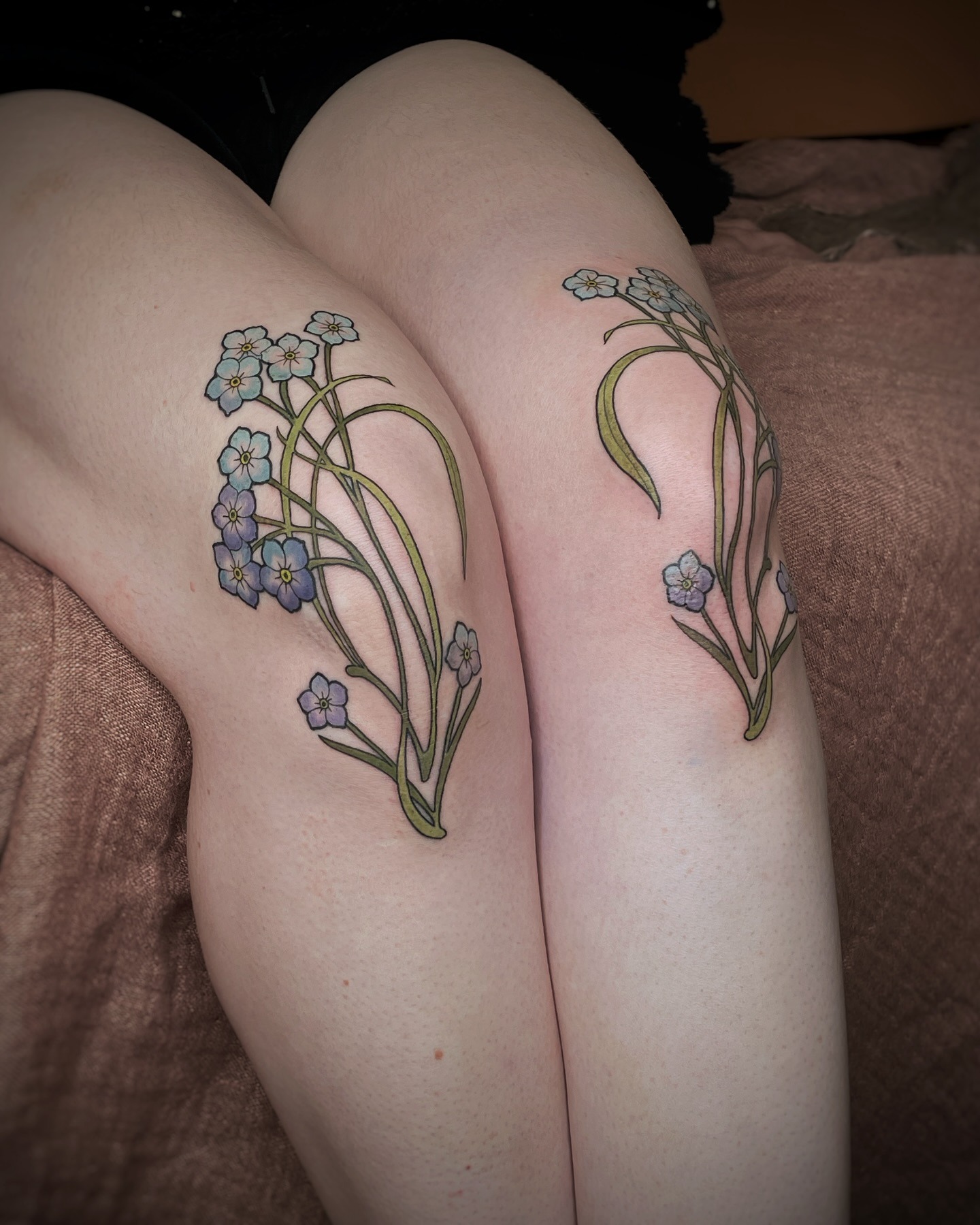 Elegant Forget-Me-Nots Tattoo on Knees Tattoo Design