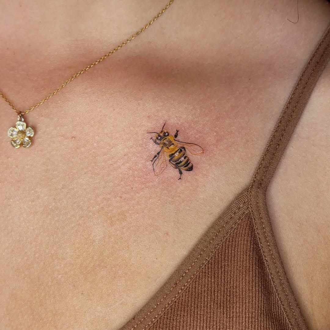 Charming realistic bee tattoo on the collarbone Tattoo Design