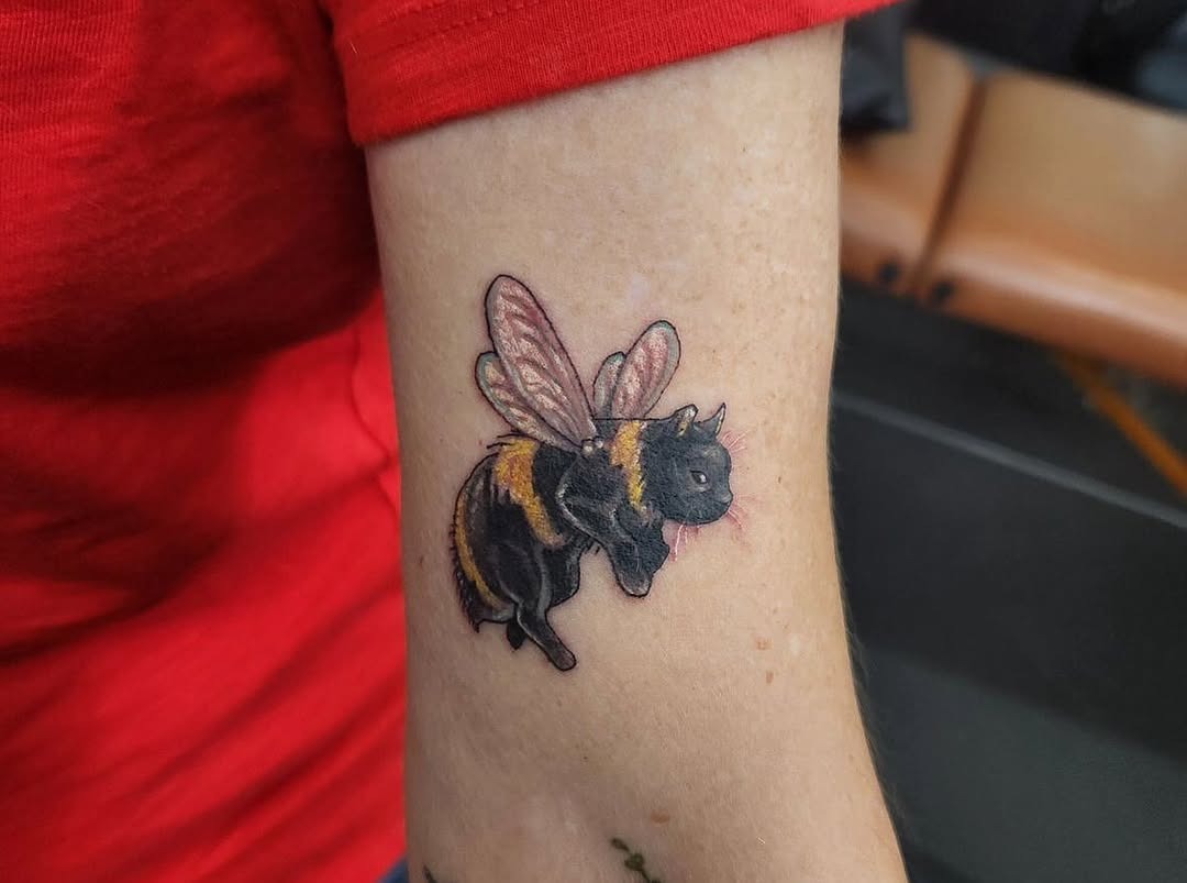Realistic Bumblebee Tattoo with Vibrant Colors Tattoo Design