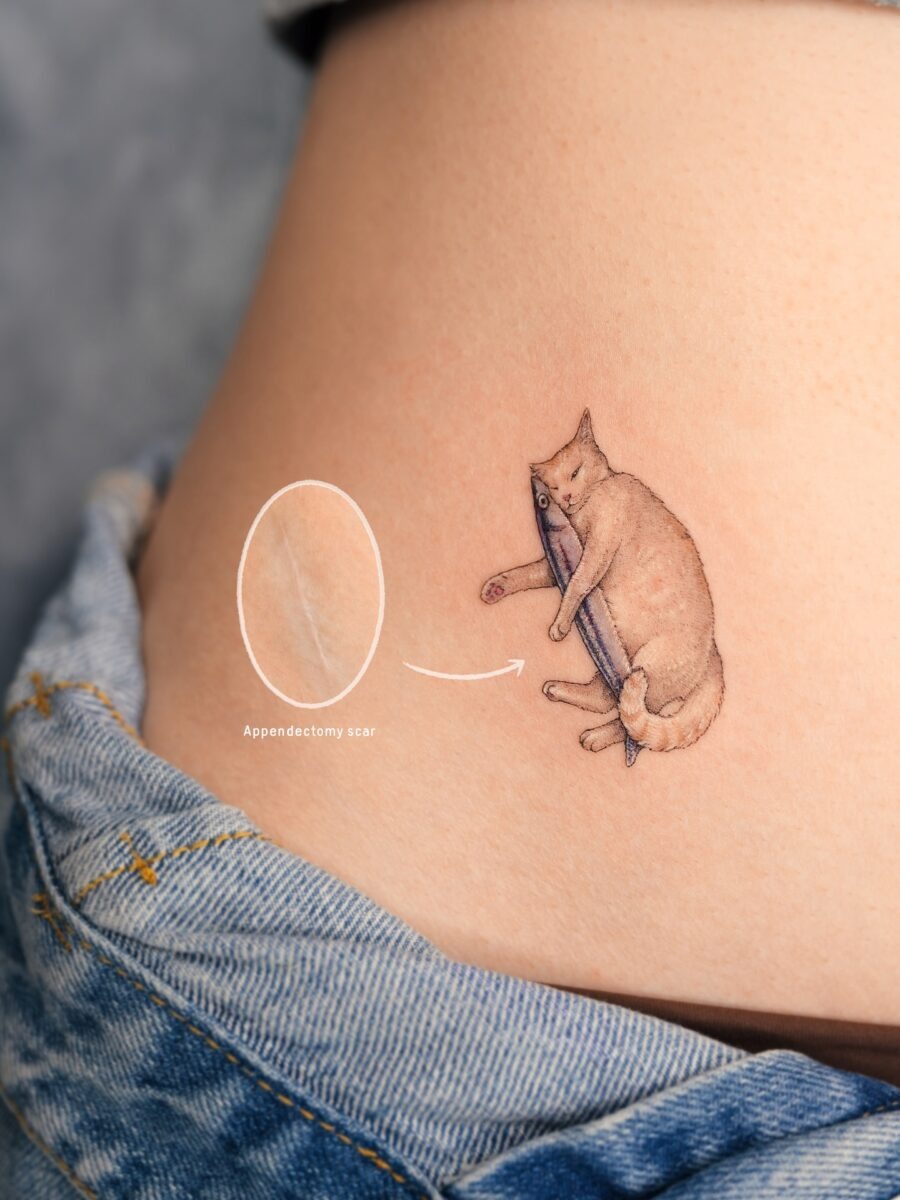 This charming belly tattoo features a cozy cat curled up, cleverly incorporating an appendectomy scar.