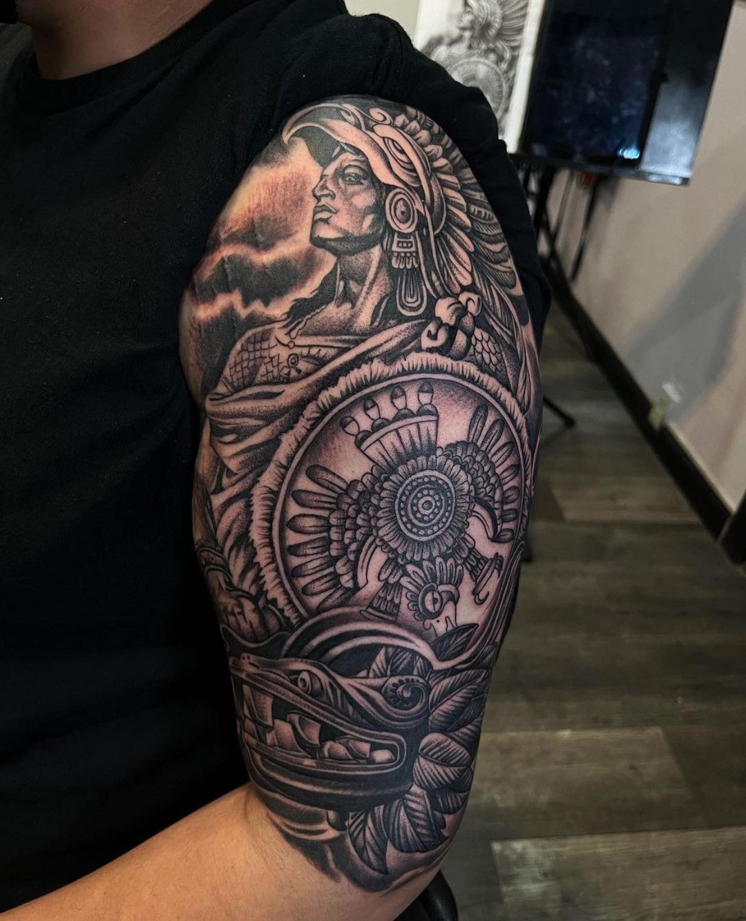 Aztekischer Krieger mit Schlangendetail Tattoo Design