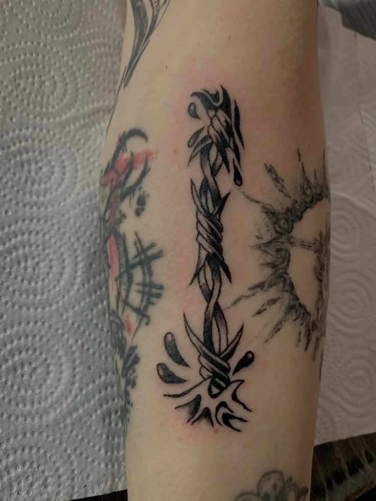 Splash-Effect Tribal Barbed Wire Tattoo Design