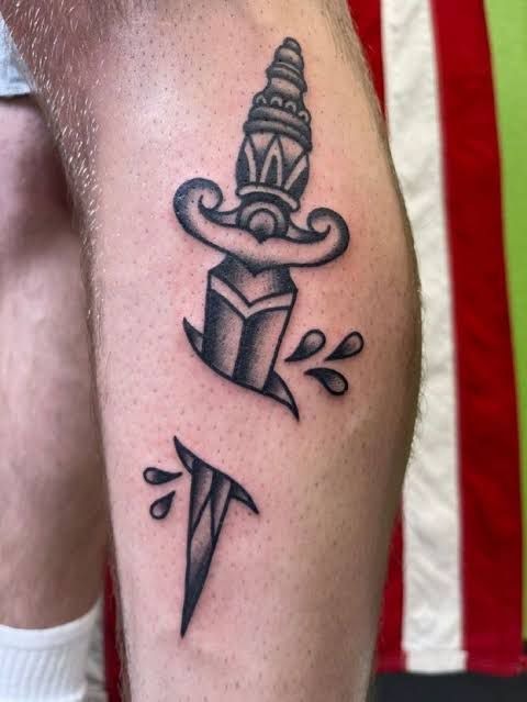 Broken Traditional Dagger Tattoo Tattoo Design