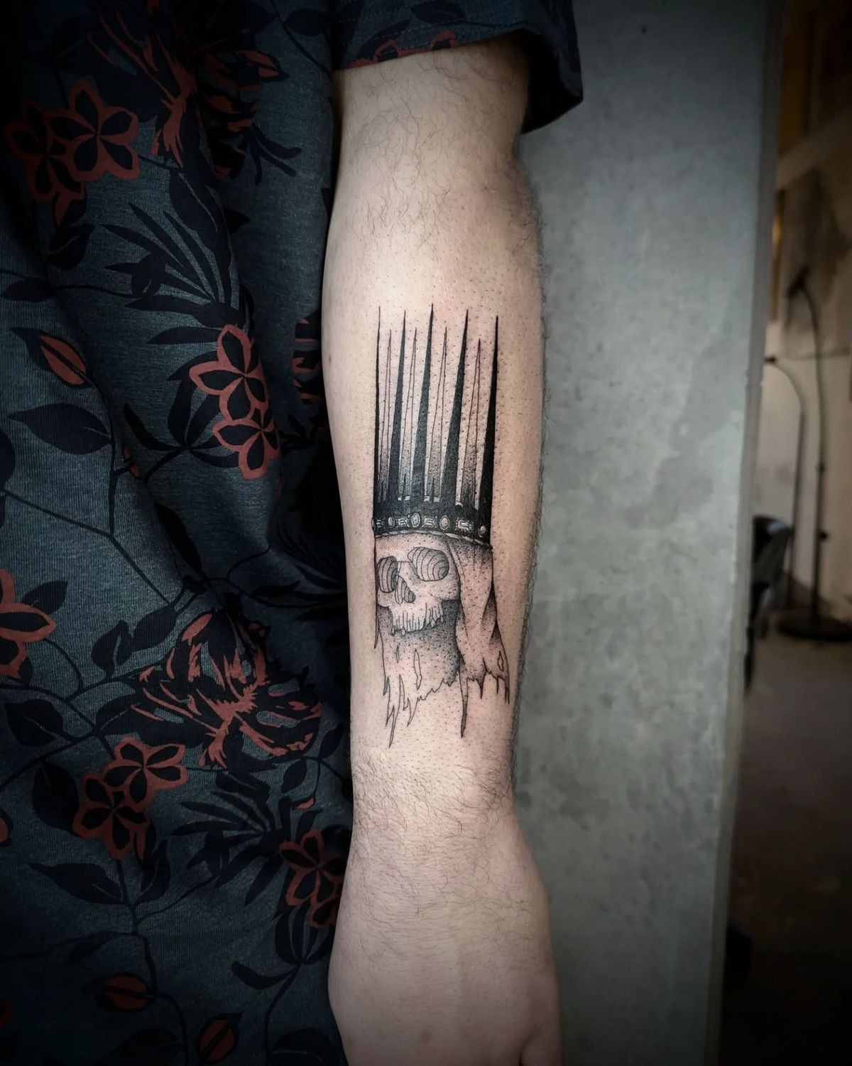 King and Queen Hand Symbols Tattoo Design