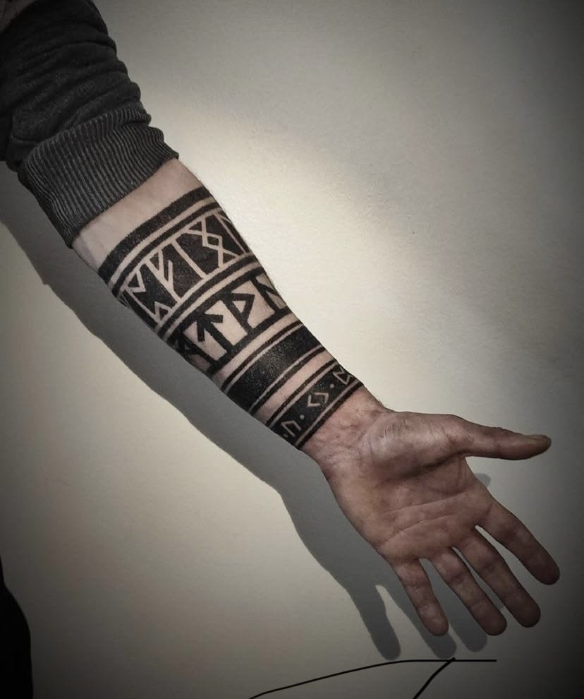 Nordic Rune Armband Statement Tattoo Design