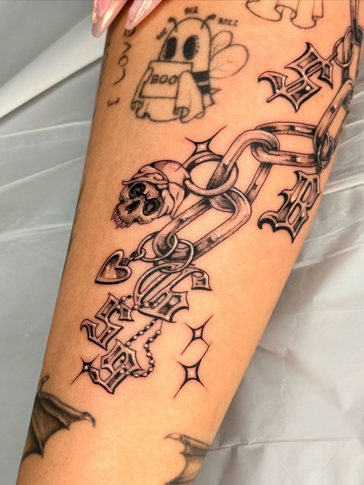 Gothic Chain with Heart and Skull Details Tattoo Design