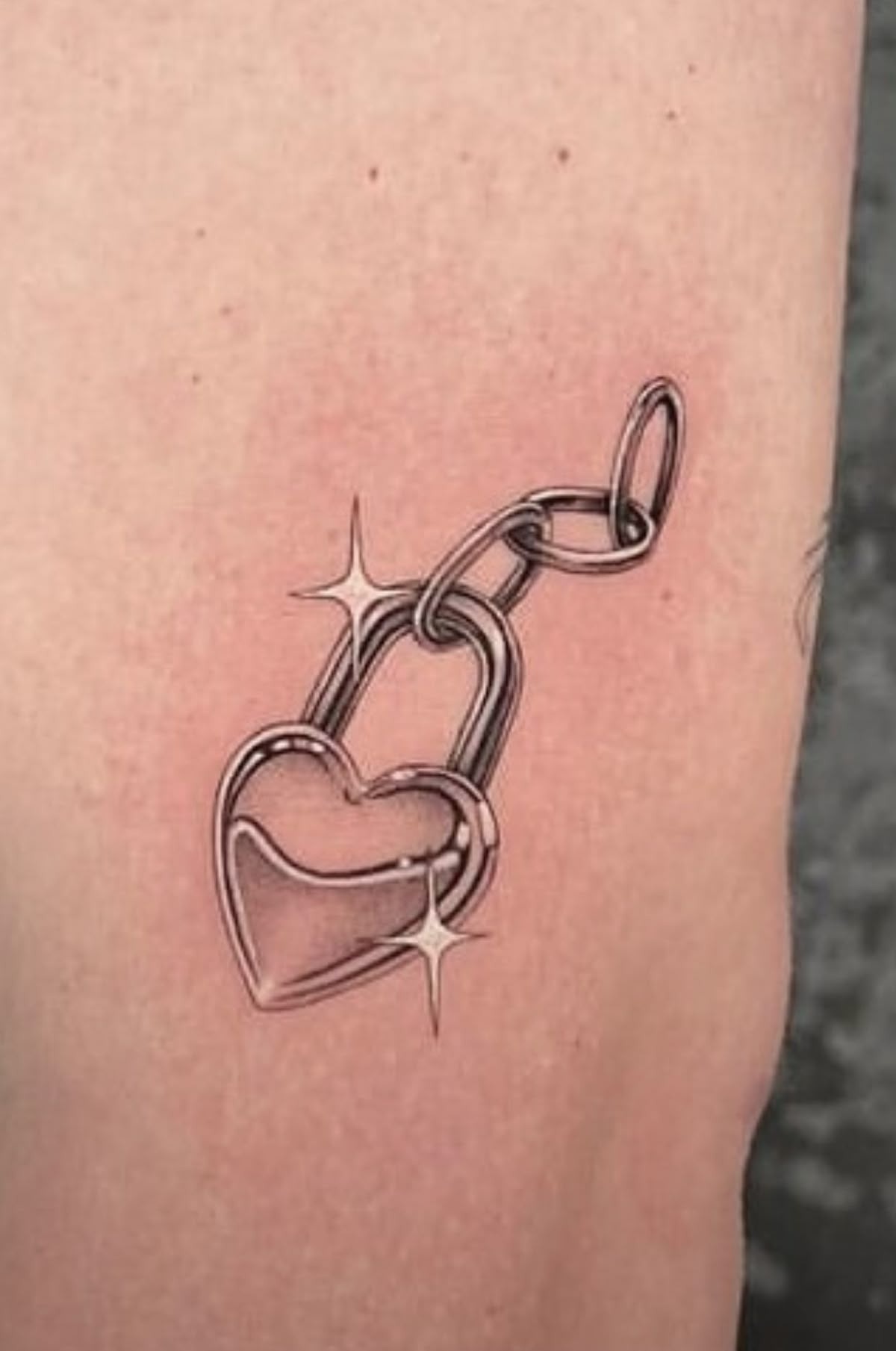 Heart Chain with Sparkle Detail Tattoo Design