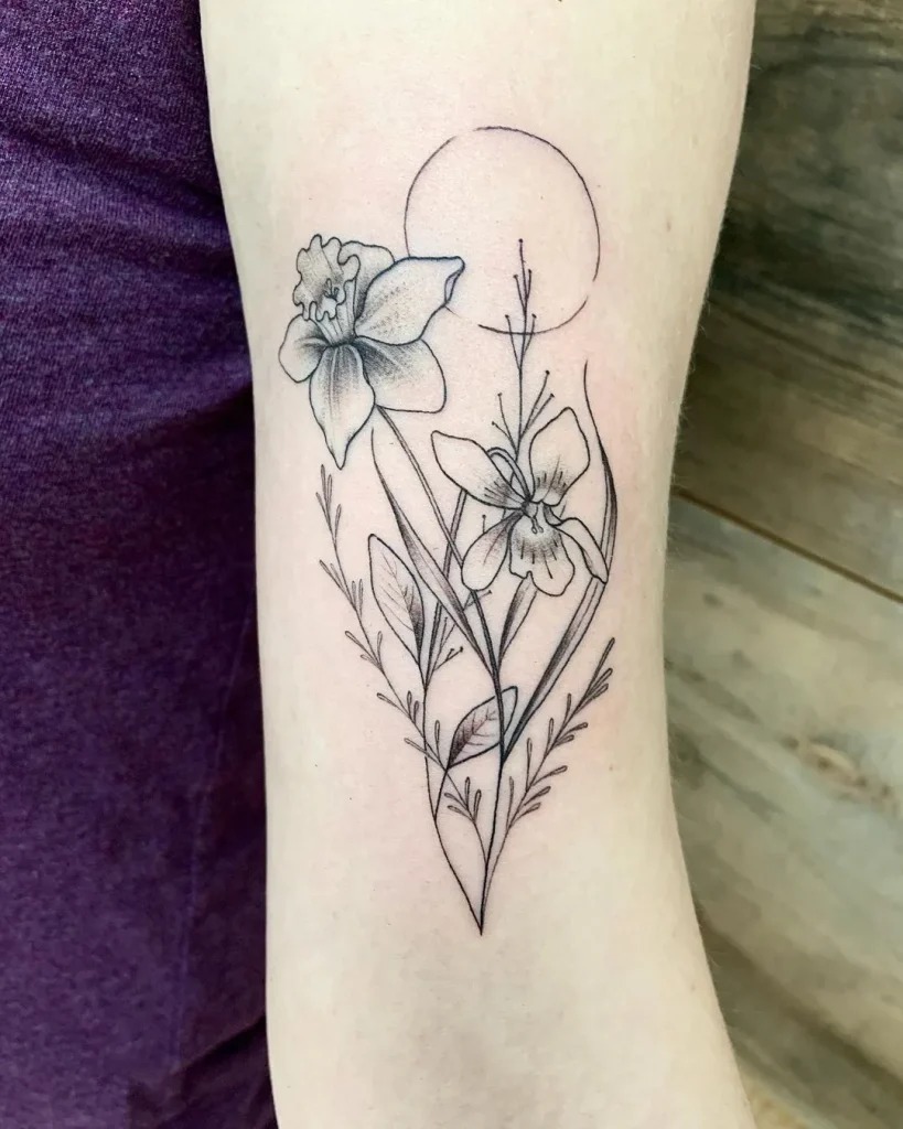 This unique piece features a Narcissus flower alongside an abstract sun outline, symbolizing both growth and the energy of a new beginning.