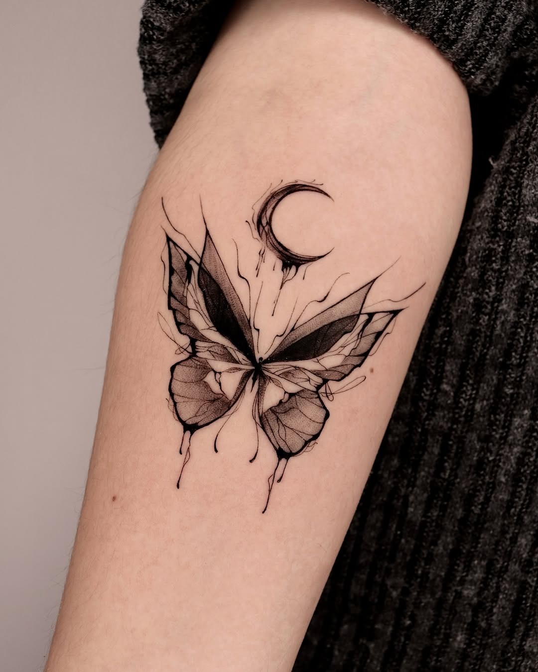 This tattoo features a beautiful butterfly paired with charming flowers, creating a soft and whimsical vibe.