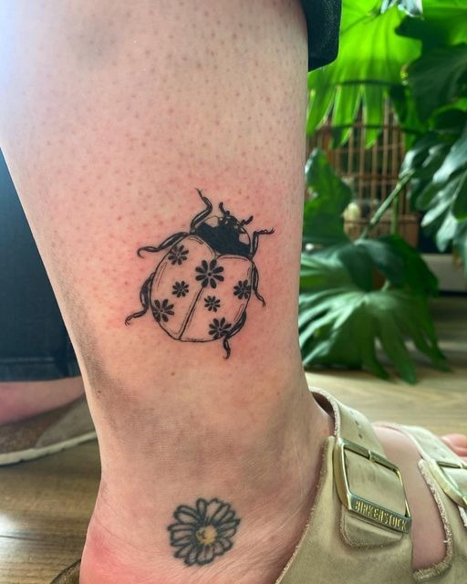 Floral-Spotted Black Line Ladybug Tattoo Tattoo Design