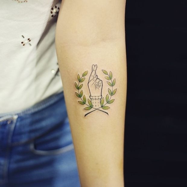 Laurel Wreath Above the Knee Script Tattoo Design