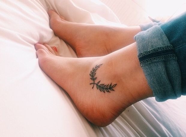 Lucky Hand Within a Laurel Frame Tattoo Design