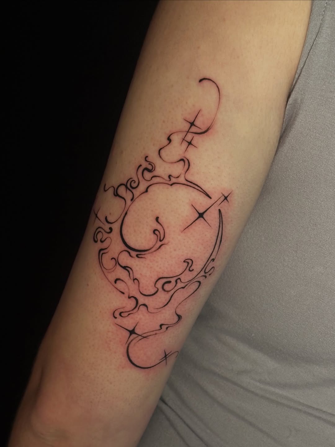 Fluid lines create an enchanting tattoo experience Tattoo Design