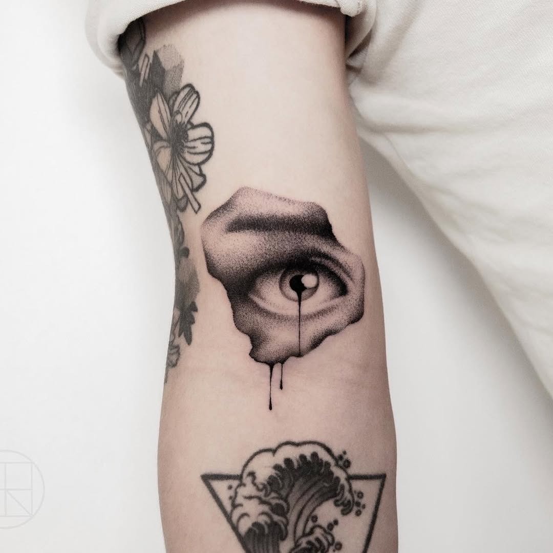 Striking Eye Tattoo with a Unique Flow Tattoo Design