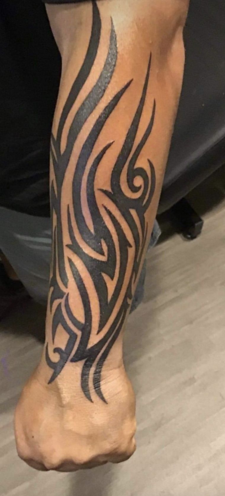 Vertical Leg Tribal Tattoo with Flame-Like Lines Tattoo Design