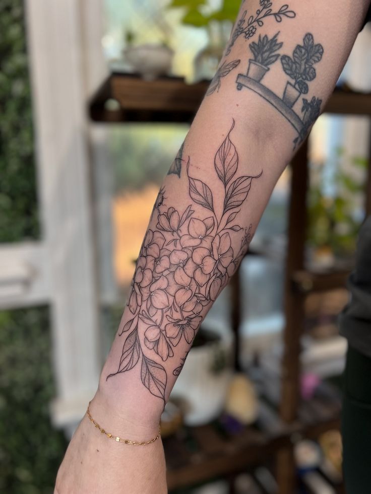 Bold Single-Stem Hydrangea Thigh Tattoo Tattoo Design