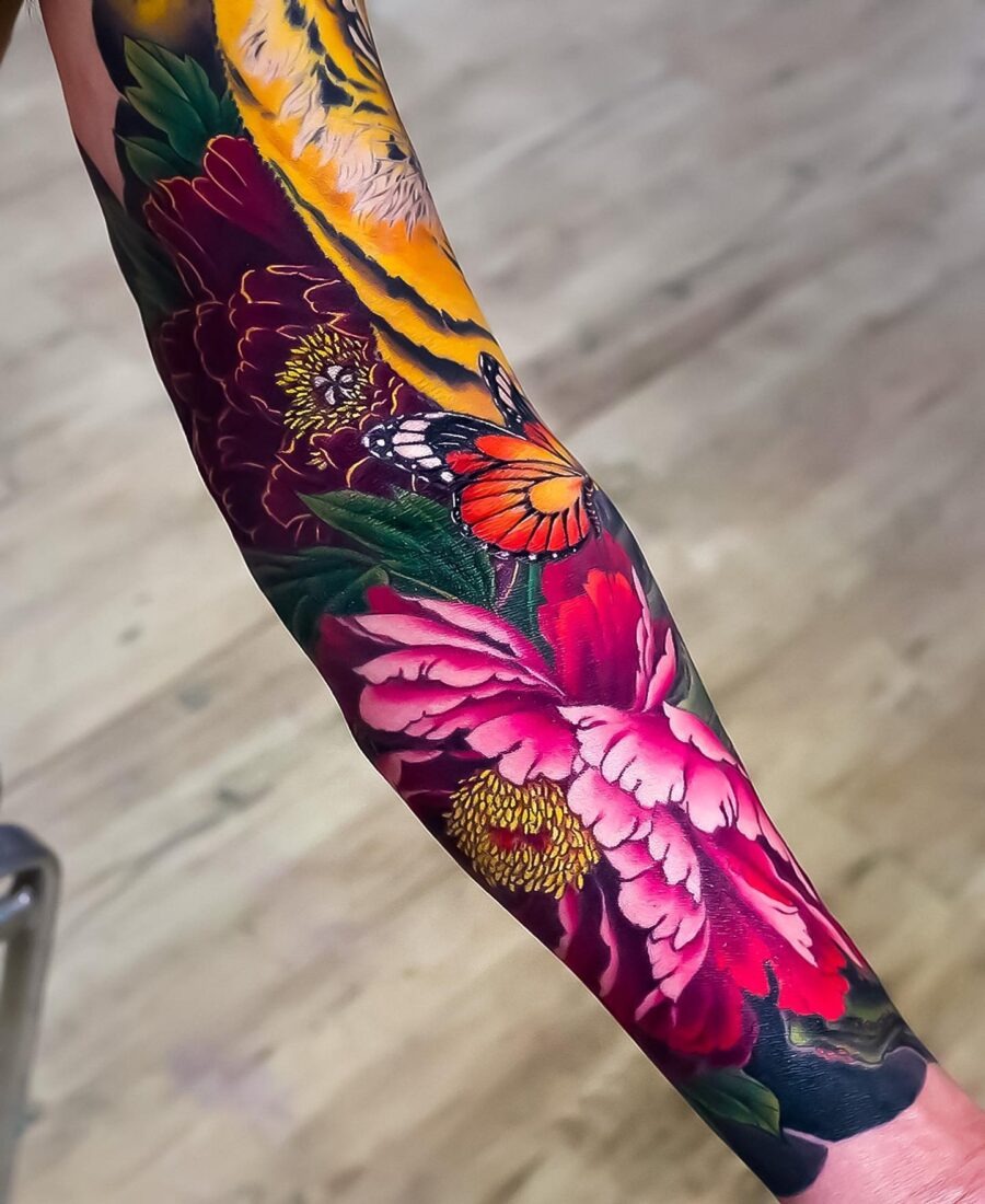 Stunning Japanese tattoo showcasing vivid flowers Tattoo Design