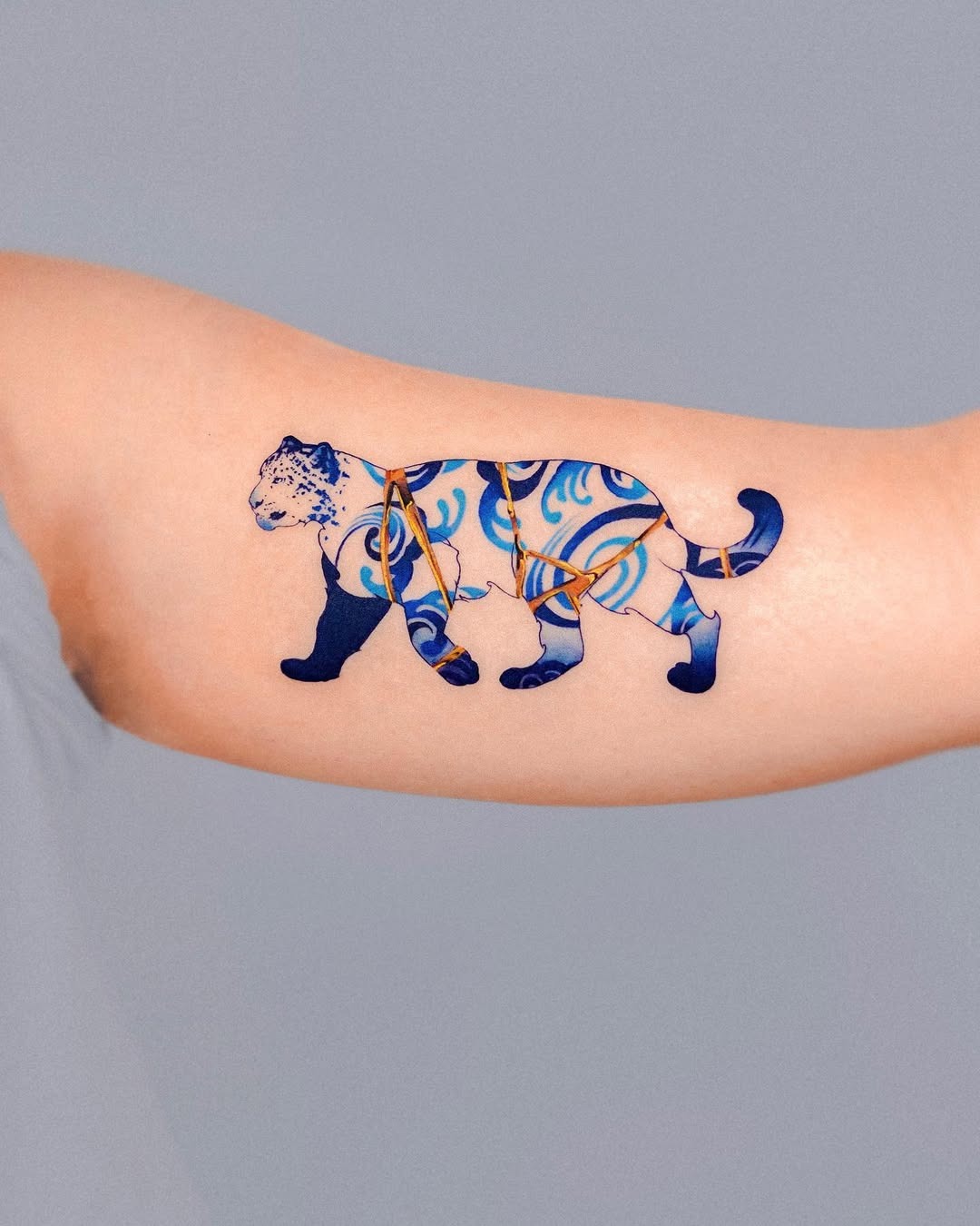 Elegant kintsugi tattoo featuring a cat design Tattoo Design
