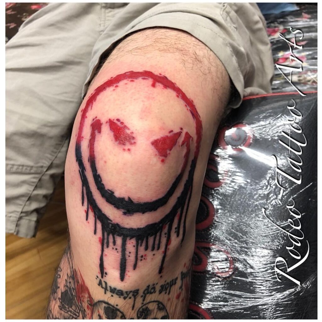 Grungy Smiley Knee Frame Tattoo Tattoo Design