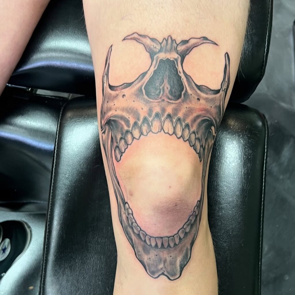 Realistic Skull Jaw Knee Frame Tattoo Tattoo Design