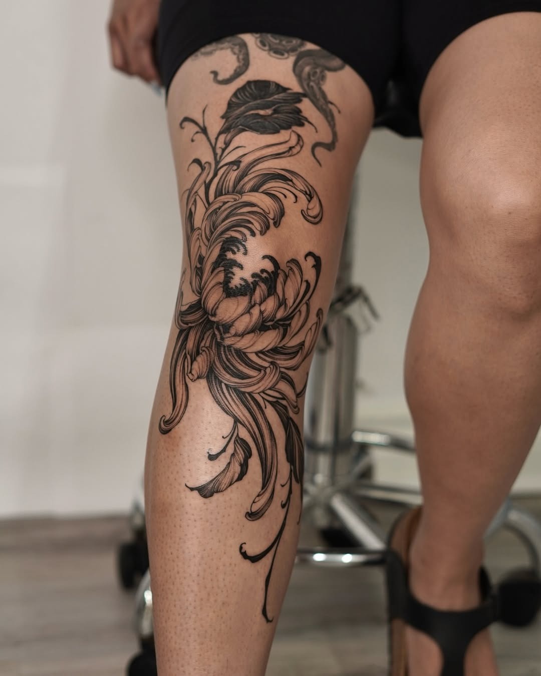 Elegant floral knee tattoo with intricate details Tattoo Design