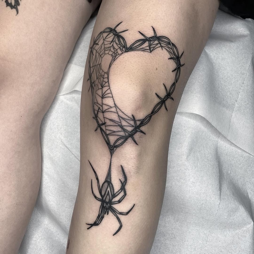 Striking Heart-Shaped Spider Web Knee Tattoo Tattoo Design