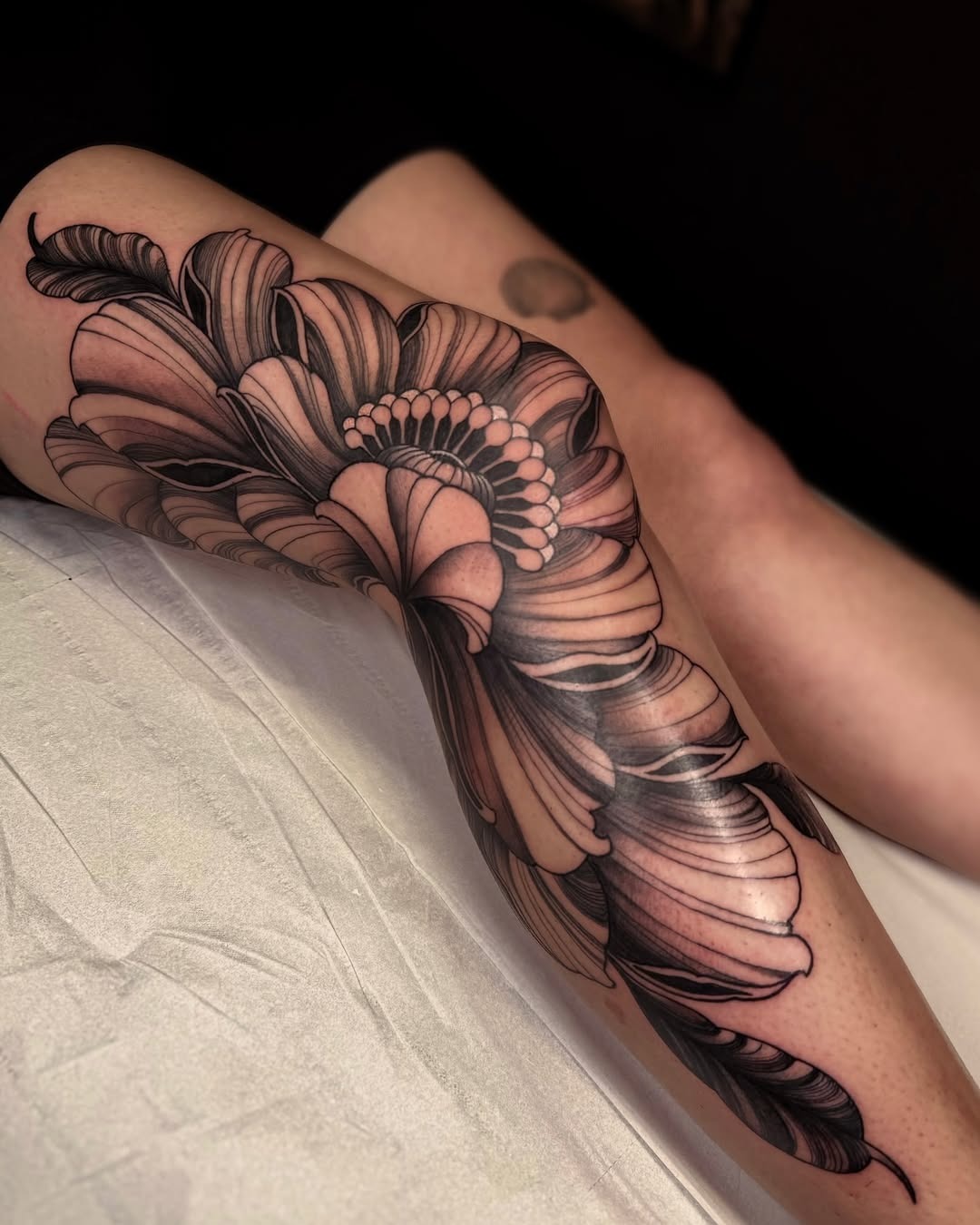 Stunning Floral Knee Tattoo Design for Inspiration Tattoo Design