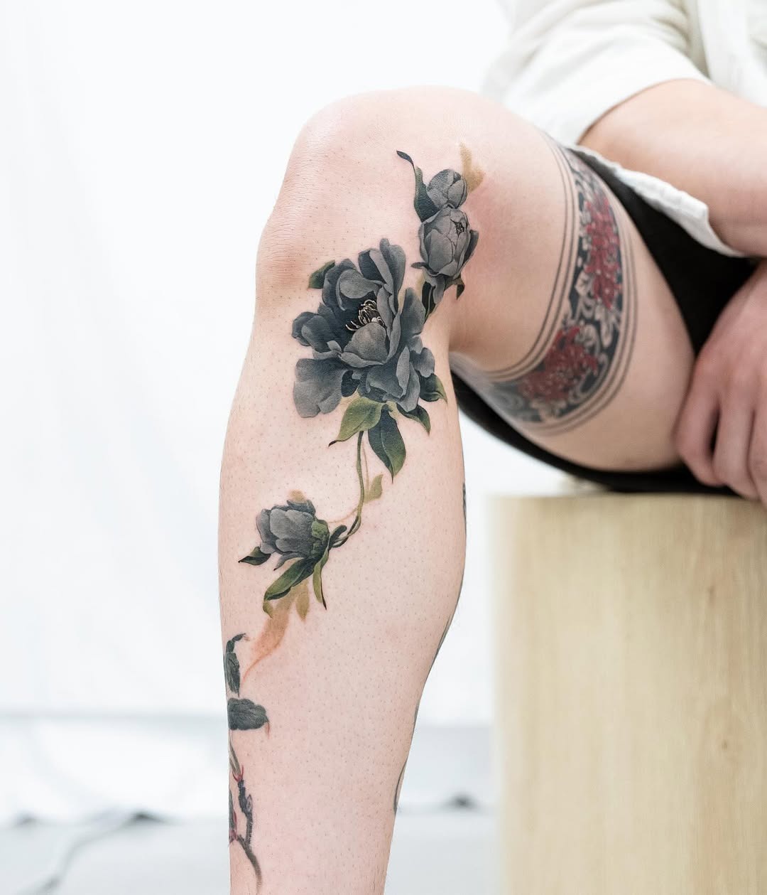 Stunning knee tattoo featuring graceful flowers Tattoo Design