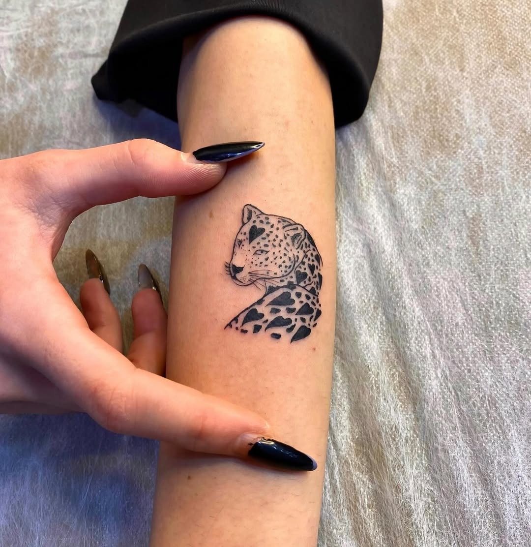 Elegant leopard tattoo showcases striking details Tattoo Design