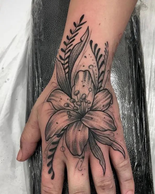 For those who love small, simple designs, this lily tattoo on the hand is a beautiful example of how floral tattoos can be subtle yet striking.