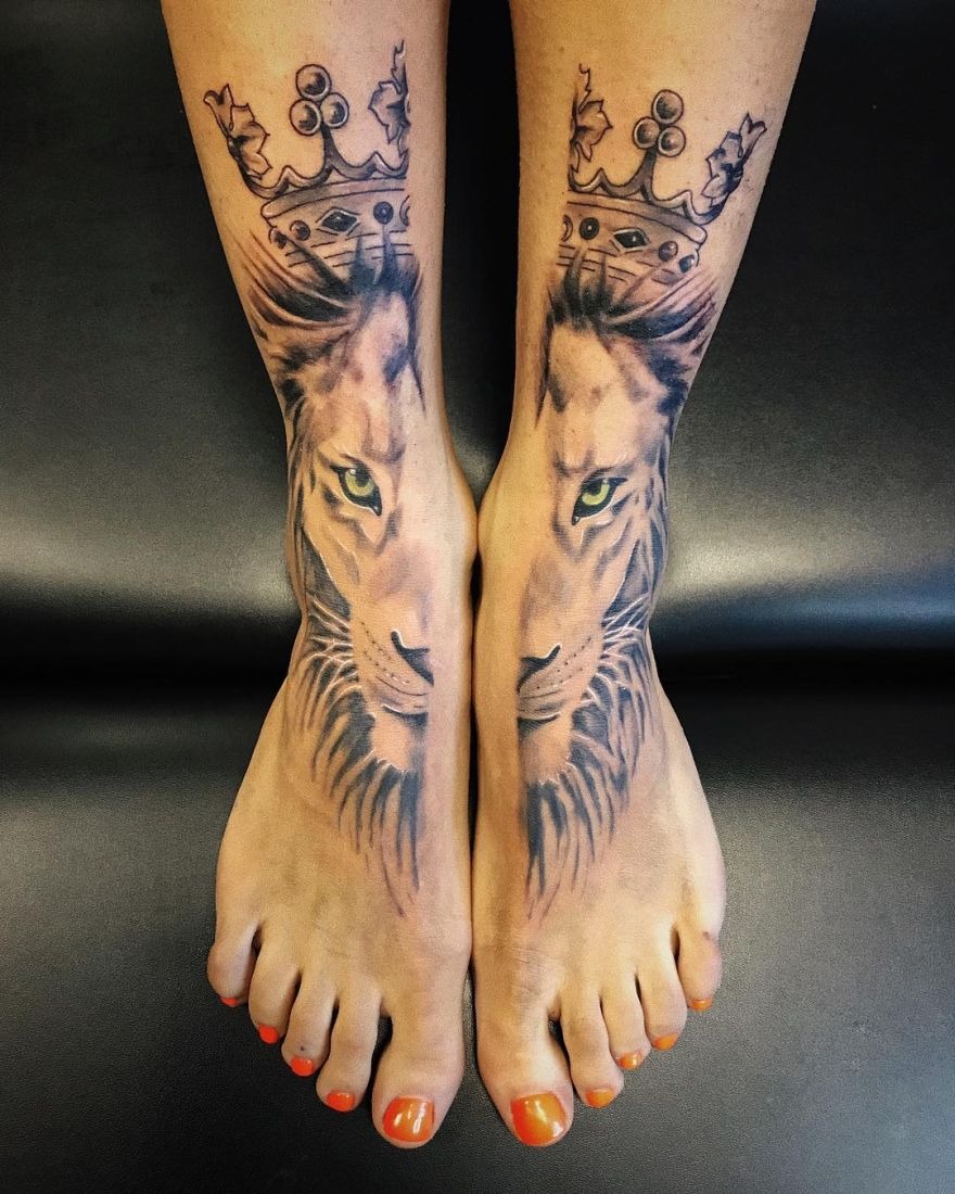 Black and White Lion Tattoo with Flowers Tattoo Design