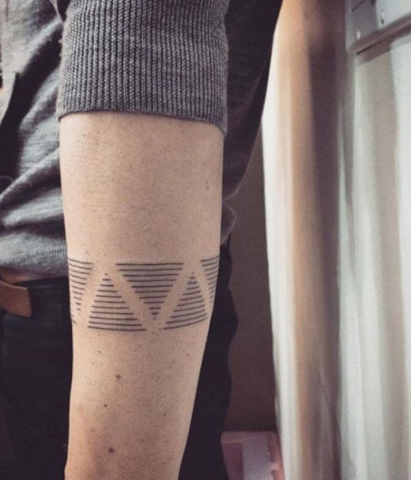 Lion-Themed Ankle Bracelet Tattoo Design
