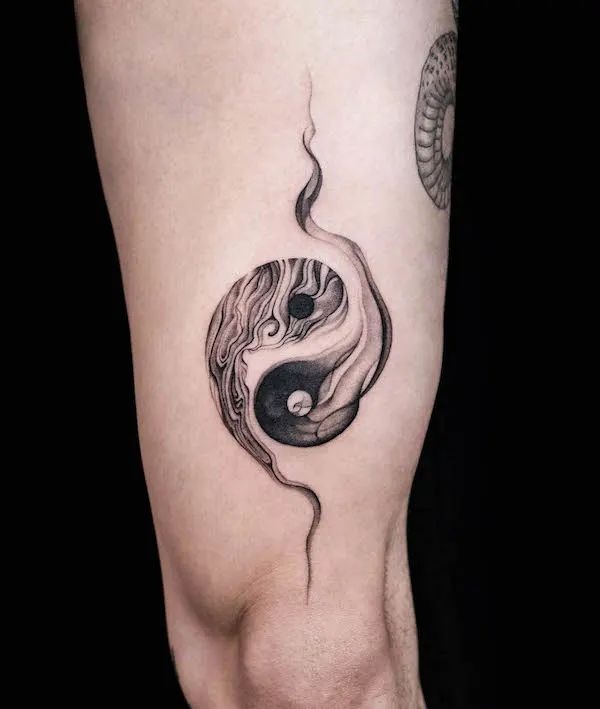 This design follows life by moving with the grace of smoke and the movement of split hairs in the wind.
