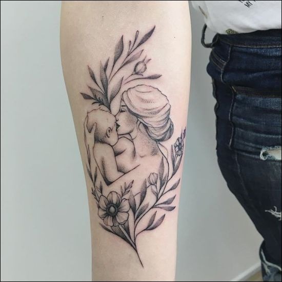 A Simple, Elegant Outline of a Mother and Child with the Word “Maa” Tattoo Design