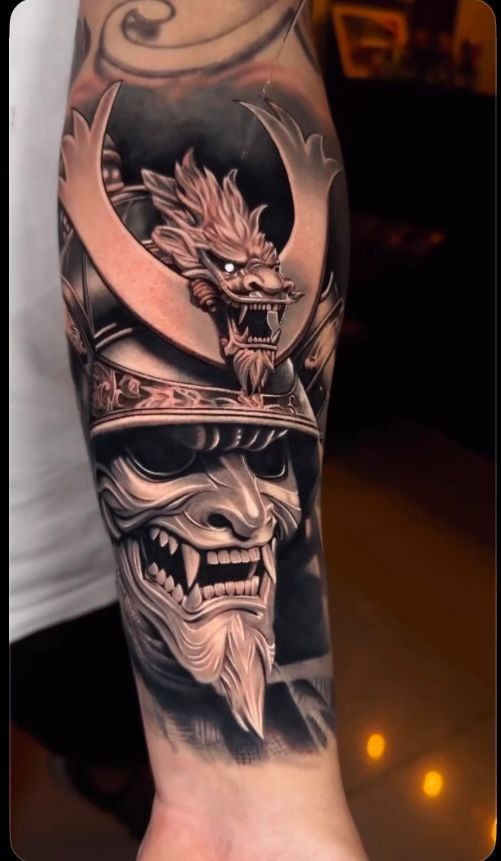 This forearm masterpiece plays with high realism, just look at the fine lines on the teeth and the glint of the dragon crest on the helmet.
