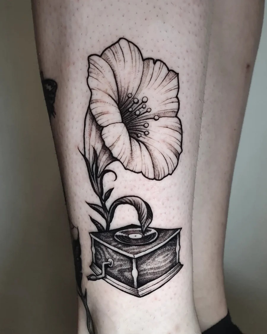 Vintage turntable with a beautiful petunia design Tattoo Design