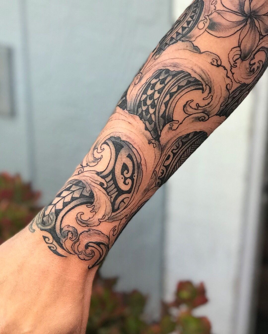 Overlapping Line Polynesian Shoulder Tattoo Design