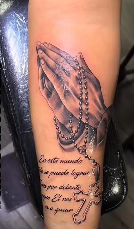 Spanish Script and Rosary Beads Praying Hands Tattoo Design