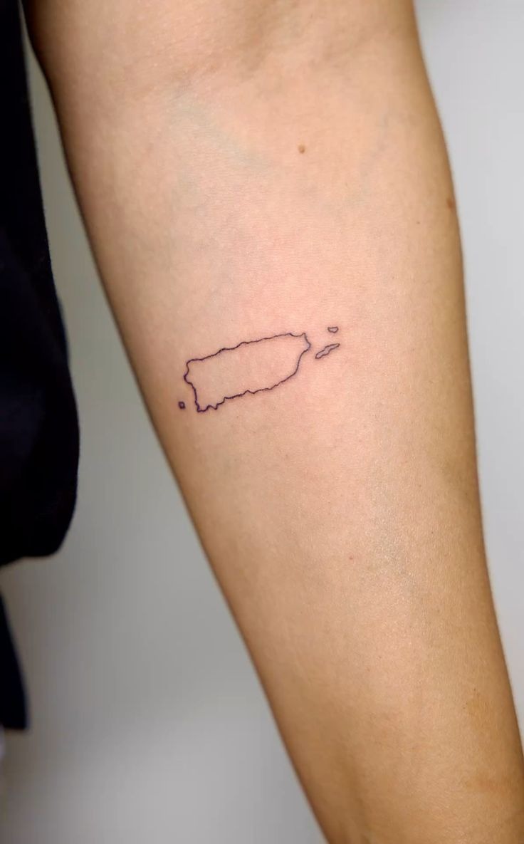 Minimalist Mapa de Puerto Rico Outline Tattoo Design