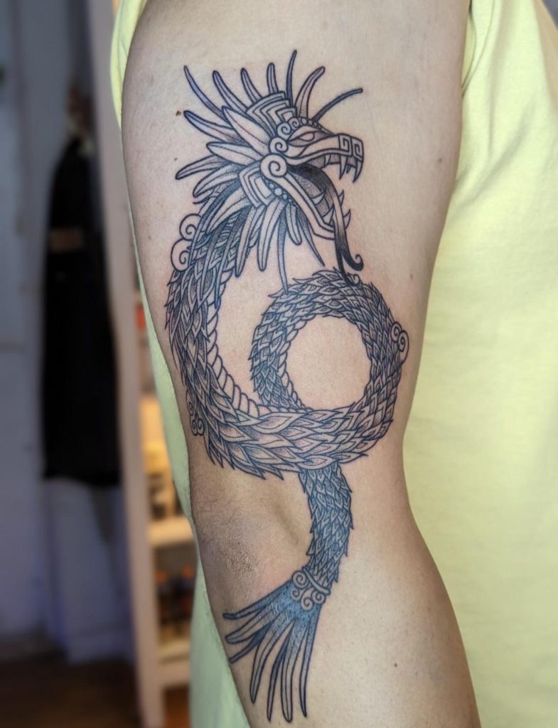 Minimalist Armband Quetzalcoatl Tattoo Design
