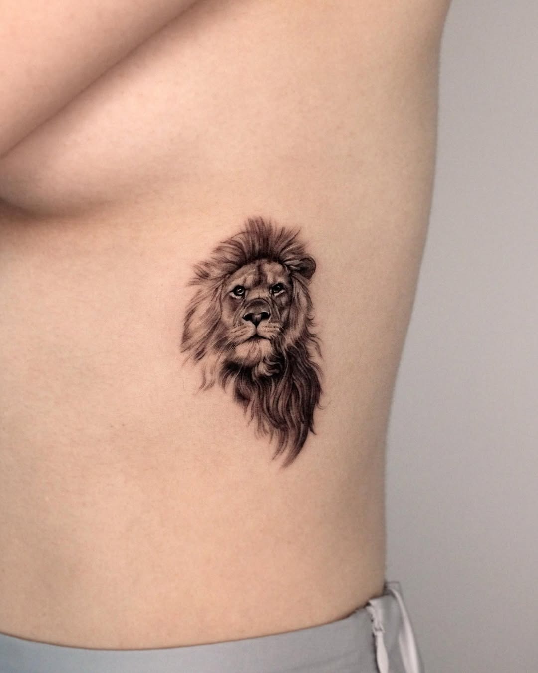 Stunning Rib Tattoo of a Majestic Lion Tattoo Design