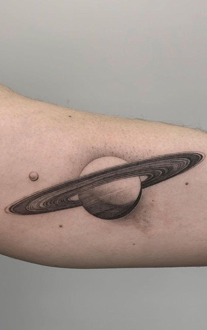Abstract Smoky Saturn Flow Tattoo Design