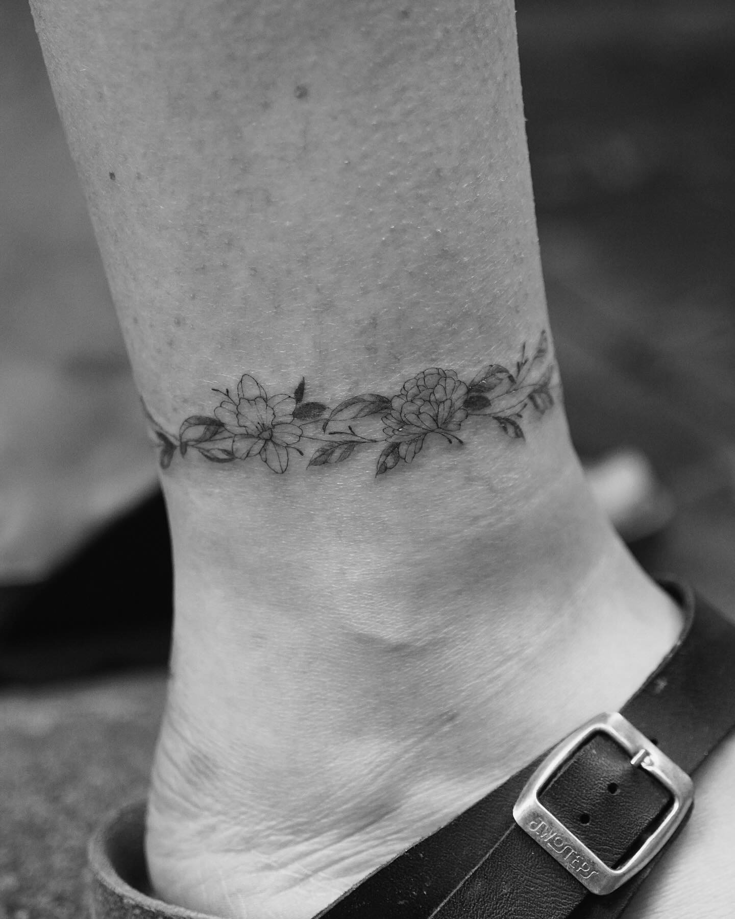 Realistic Floral Band Anklet Tattoo Tattoo Design