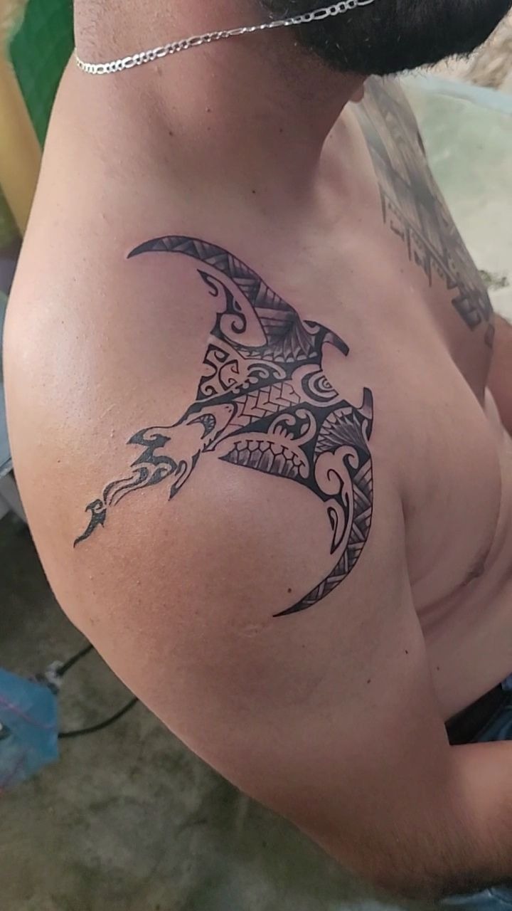 Shoulder Maori Stingray Flow Tattoo Design
