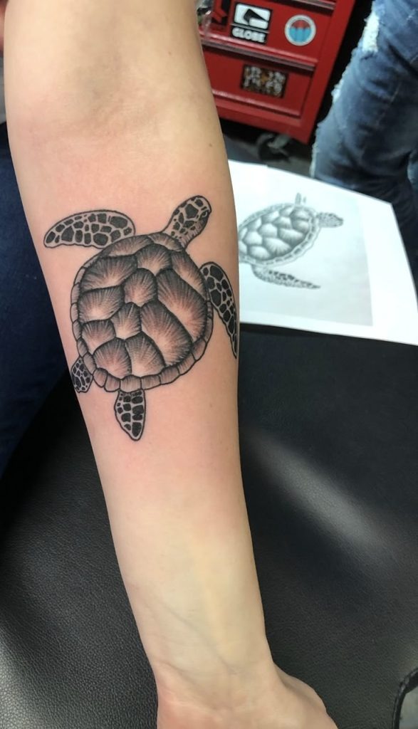 A timeless stencil approach is used in this piece.